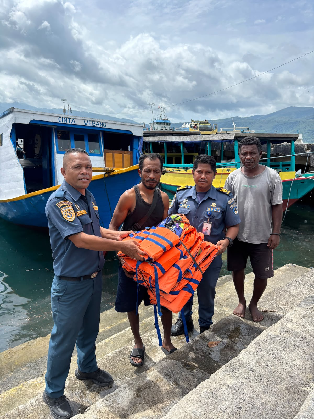 Pembagian Life Jacket Kapal Pelayaran Rakyat
